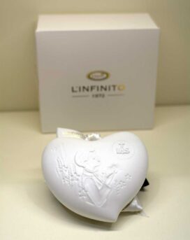 Bomboniera Prima Comunione Bambino cuore in finissima porcellana bianca con decoro a rilievo e luce led interna