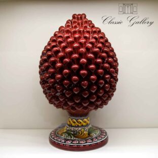Pigna montata a mano colore bordeaux in ceramica di Caltagirone